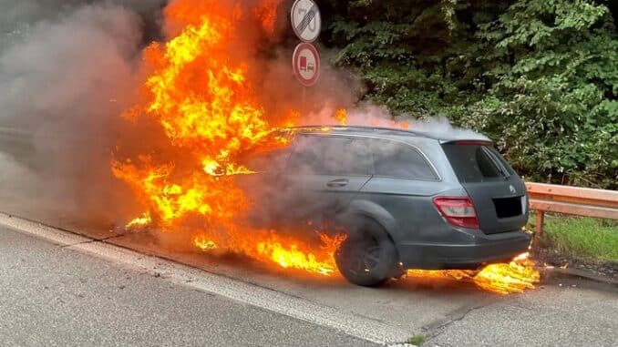 FW-GLA: Brennender PKW auf der A52