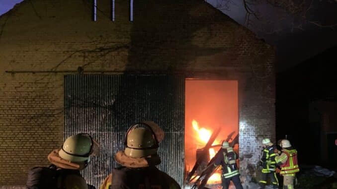 FW-GLA: Dacheinsturz nach Vollbrand einer Scheune