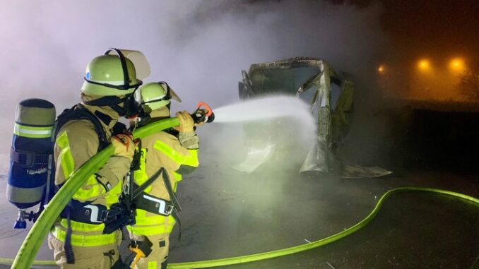 FW-GLA: Explosion eines Kleintransporters