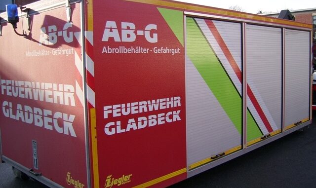 FW-GLA: Feuerwehr rückt zum Feuer 4 Explosion aus.