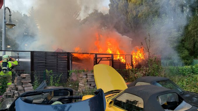 FW-GLA: Gartenlaube brennt in voller Ausdehnung