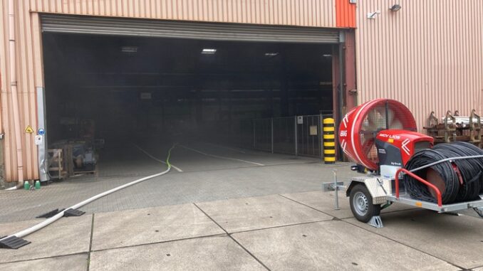 FW-GLA: Gewerbebrand in Gladbeck. Sandstrahlanlage brennt in Gewerbehalle.