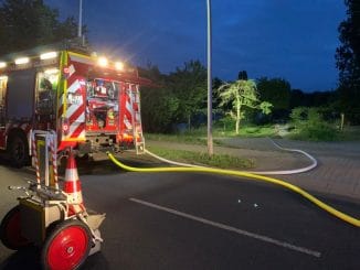 FW-GLA: Kleingartenanlage: Gartenlaube im Vollbrand