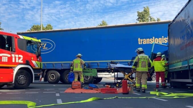 FW-GLA: Schwerer Lkw-Unfall an der Europabrücke- Eine Person eingeklemmt