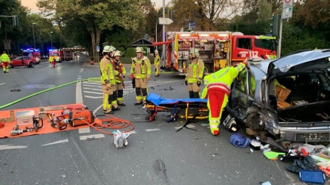 FW-GLA: Verkehrsunfall mit drei Verletzten in Gladbeck