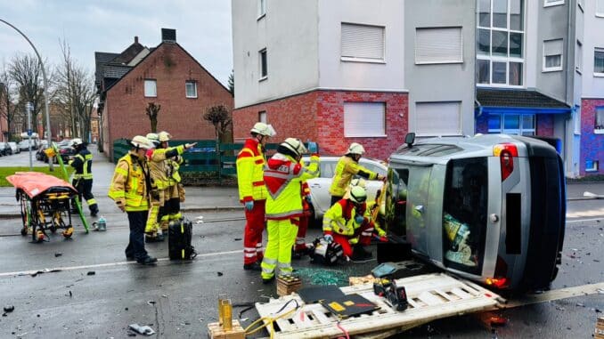 FW-GLA: Verkehrsunfall mit eingeklemmter schwerverletzter Person