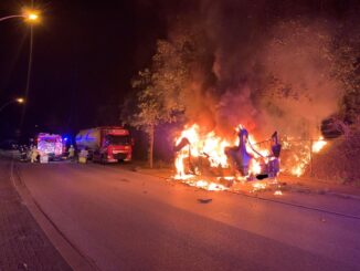 FW-GLA: Vermeintlicher Großbrand entpuppt sich als brennendes Wohnmobil