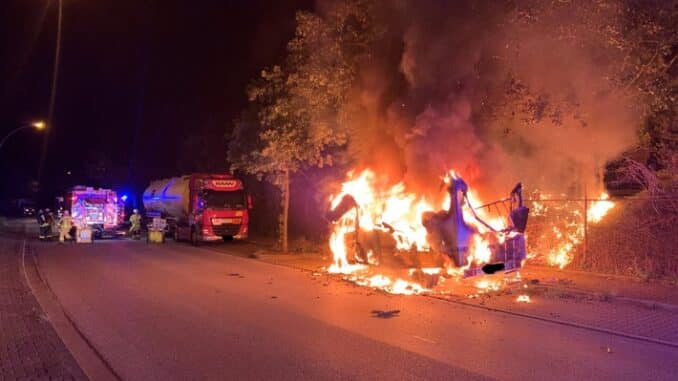 FW-GLA: Vermeintlicher Großbrand entpuppt sich als brennendes Wohnmobil