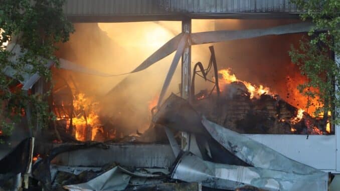 FW Gäufelden: Großbrand in einem Industriebetrieb, mehr als 170 Rettungskräfte im Einsatz, Rauchsäule kilometerweit sichtbar