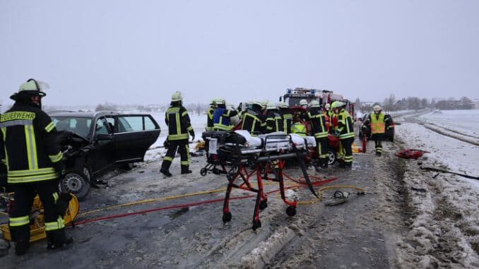 FW Gäufelden: Schwerer Verkehrsunfall mit eingeklemmter Person