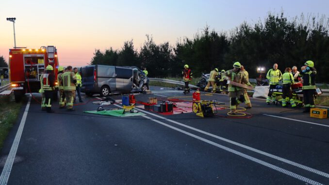 FW Gangelt: 2 Verstorbene und 4 Schwerverletzte bei massivem Verkehrsunfall auf B56n