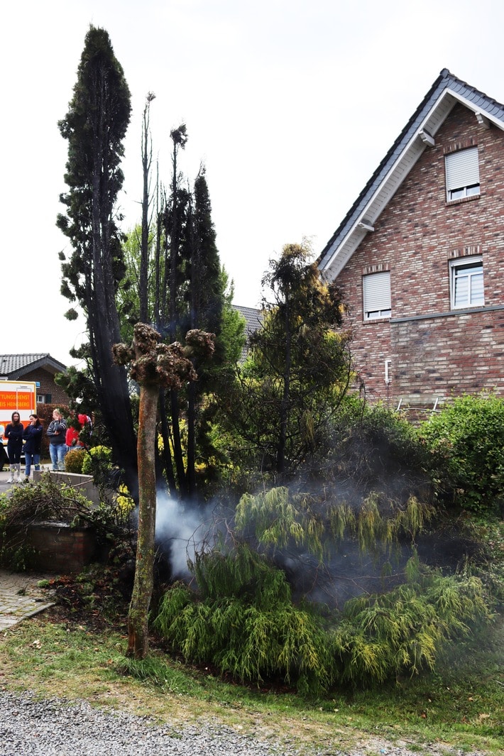 FW Gangelt: Brennender Baum droht auf Wohnhaus überzugreifen