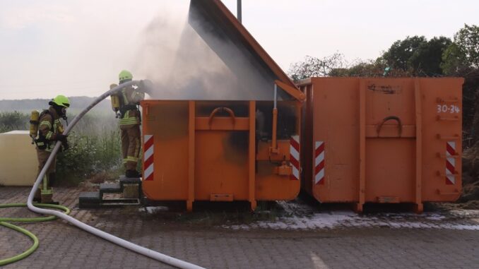 FW Gangelt: Containerbrand neben der Feuerwehr