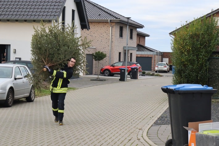 FW Gangelt: Gelungene Weihnachtsbaumaktion der Jugendfeuerwehr