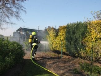 FW Gangelt: Heckenbrand bedroht Taubenhaus