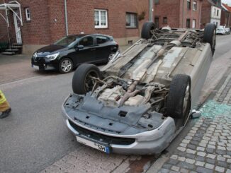 FW Gangelt: Pkw landet nach Unfall auf Dach