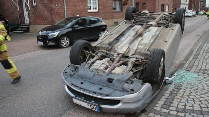 FW Gangelt: Pkw landet nach Unfall auf Dach