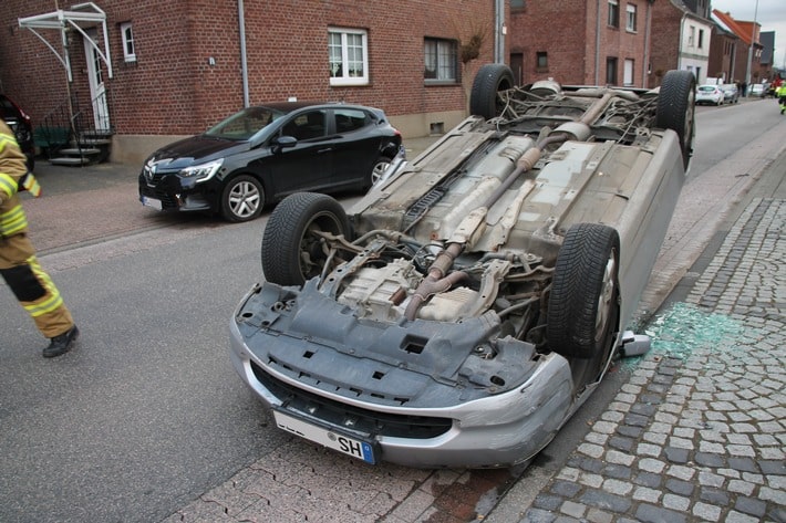 FW Gangelt: Pkw landet nach Unfall auf Dach
