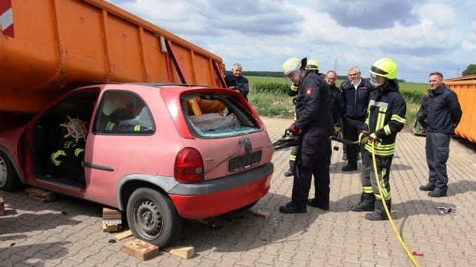 FW Gangelt: Technische Rettung eingeklemmter Personen