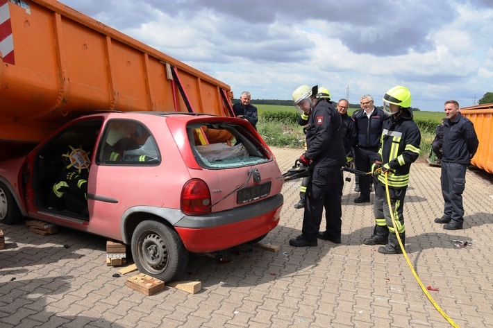 FW Gangelt: Technische Rettung eingeklemmter Personen