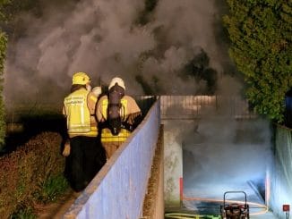 FW Grevenbroich: Ausgedehnter Brand in Grevenbroicher Tiefgarage / Bewohner aus Wohnanlage evakuiert - Stundenlange Löscharbeiten - vier PKW ausgebrannt