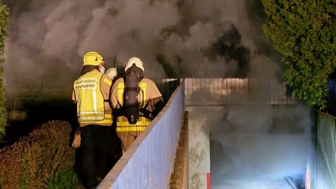 FW Grevenbroich: Ausgedehnter Brand in Grevenbroicher Tiefgarage / Bewohner aus Wohnanlage evakuiert - Stundenlange Löscharbeiten - vier PKW ausgebrannt