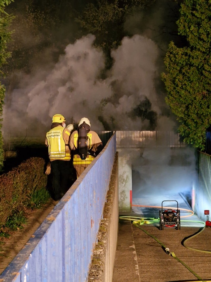 FW Grevenbroich: Ausgedehnter Brand in Grevenbroicher Tiefgarage / Bewohner aus Wohnanlage evakuiert - Stundenlange Löscharbeiten - vier PKW ausgebrannt