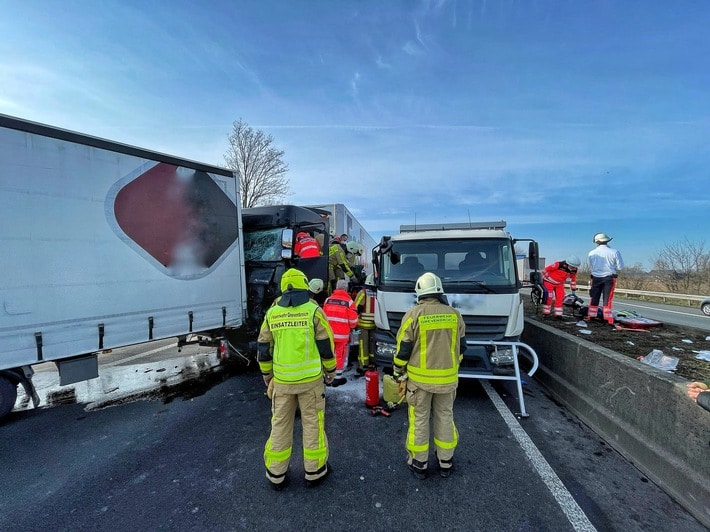 FW Grevenbroich: Drei Schwerverletzte bei LKW-Unfall auf der A46 bei Grevenbroich / Feuerwehr befreit Fahrer aus Fahrzeug, Transport mit Rettungshubschrauber, stundenlange Sperrung der Autobahn