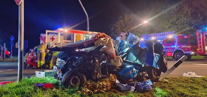 FW Grevenbroich: Drei Verletzte bei schwerem Verkehrsunfall bei Grevenbroich / Kollision zwischen LKW und Kleinwagen, aufwendige Rettung