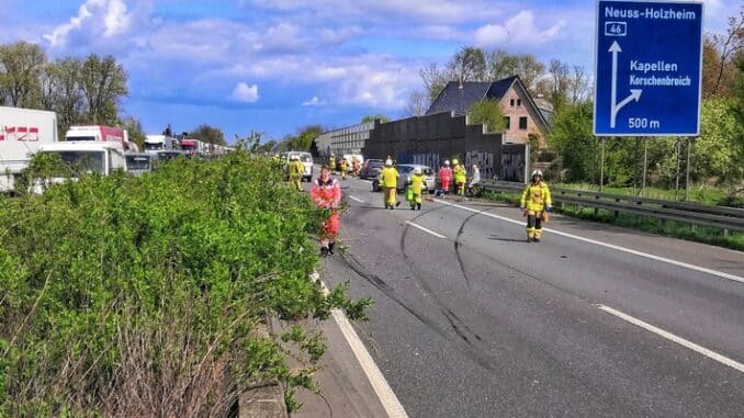 FW Grevenbroich: Drei Verletzte bei zwei Auffahrunfällen auf der A46 bei Grevenbroich / Sprinter klemmt unter LKW-Auflieger - PKW-Crash auf der Gegenspur