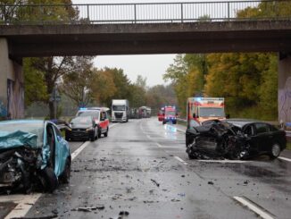 FW Grevenbroich: Drei Verletzte nach Verkehrsunfall auf L116 bei Gustorf - Rettungshubschrauber im Einsatz