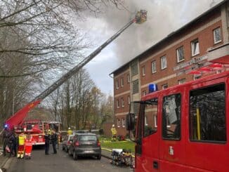 FW Grevenbroich: ERSTMELDUNG: Ein Toter und eine verletzte Person nach Wohnungsbrand in Grevenbroich-Neurath