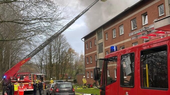 FW Grevenbroich: ERSTMELDUNG: Ein Toter und eine verletzte Person nach Wohnungsbrand in Grevenbroich-Neurath