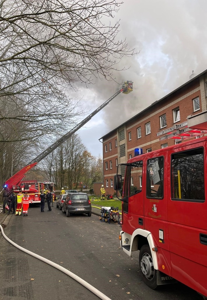 FW Grevenbroich: ERSTMELDUNG: Ein Toter und eine verletzte Person nach Wohnungsbrand in Grevenbroich-Neurath