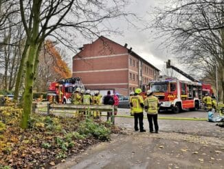 FW Grevenbroich: Ein Toter, ein Verletzter sowie ein toter Hund nach Wohnungsbrand in Grevenbroich-Neurath / Knapp achtstündiger Einsatz - Haus unbewohnbar - 80 Kräfte im Einsatz (ABSCHLUSSMELDUNG)