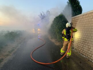 FW Grevenbroich: Ein Verletzter nach ausgedehntem Heckenbrand in Noithausen