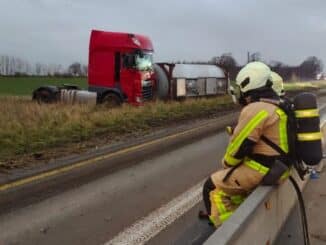 FW Grevenbroich: Erstmeldung: Autobahn 46 bei Grevenbroich Richtung Heinsberg nach LKW-Unfall teilweise gesperrt