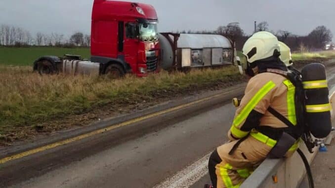 FW Grevenbroich: Erstmeldung: Autobahn 46 bei Grevenbroich Richtung Heinsberg nach LKW-Unfall teilweise gesperrt