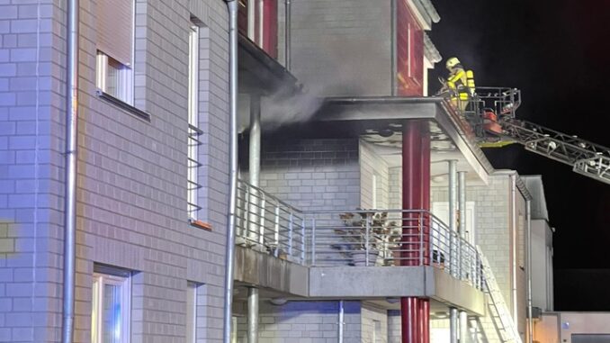 FW Grevenbroich: Erstmeldung: Ein Toter und zwei Verletzte nach Wohnungsbrand in Grevenbroich-Allrath