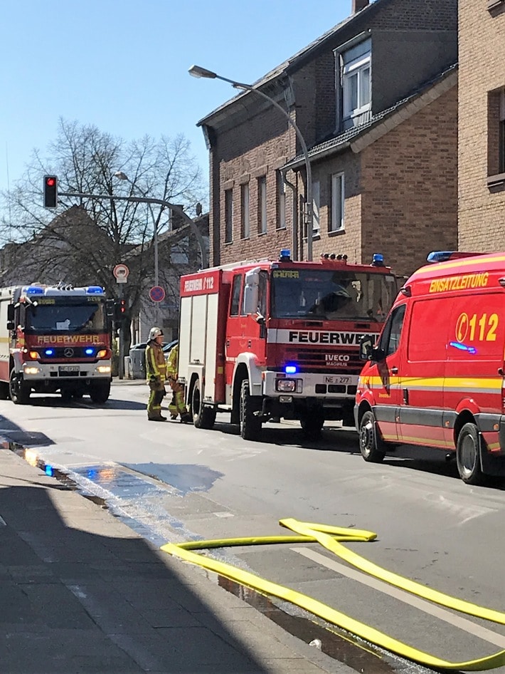 FW Grevenbroich: Feuer an Wohngebäude greift aufs Dach über / Schneller Einsatz der Feuerwehr verhindert Ausbreitung - Zweistündige Löscharbeiten in Wevelinghoven