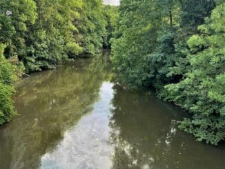 FW Grevenbroich: Feuerwehr legt Ölsperren auf der Erft / Unbekannte Flüssigkeit löst stundenlangen Einsatz aus