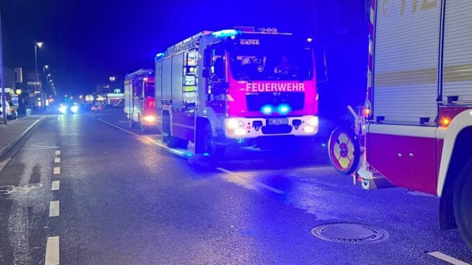 FW Grevenbroich: Feuerwehr löscht Holzanbau und muss zu Hochhaus ausrücken - Feuerwehrmann verletzt sich leicht