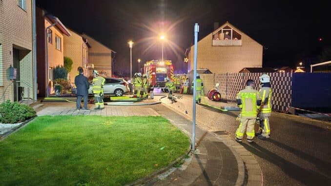 FW Grevenbroich: Feuerwehr löscht brennende Waschmaschine in Keller