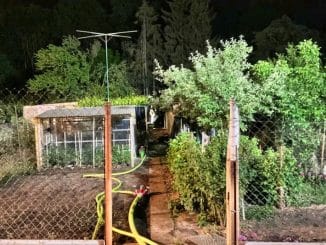 FW Grevenbroich: Feuerwehr rettet 30 Vögel bei Brand einer Gartenlaube / Stundenlange Löscharbeiten - Brandursache unklar