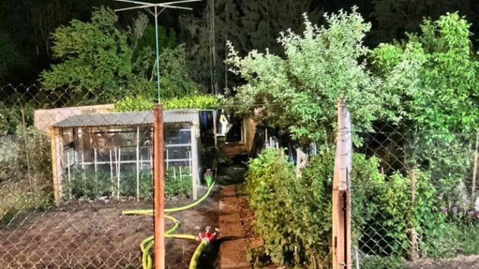 FW Grevenbroich: Feuerwehr rettet 30 Vögel bei Brand einer Gartenlaube / Stundenlange Löscharbeiten - Brandursache unklar