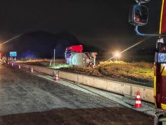 FW Grevenbroich: Gefahrgut LKW verunglückt bei Grevenbroich / Stundenlanger Einsatz und Vollsperrung auf der Autobahn