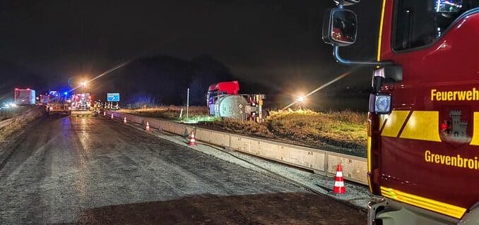 FW Grevenbroich: Gefahrgut LKW verunglückt bei Grevenbroich / Stundenlanger Einsatz und Vollsperrung auf der Autobahn