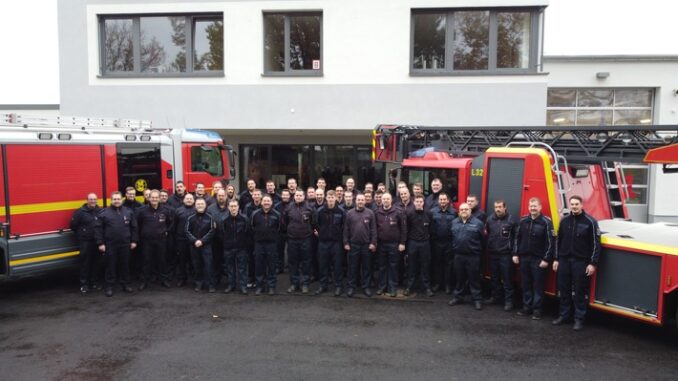 FW Grevenbroich: Grevenbroicher Feuerwehrleute übergeben nach Bart-Aktion über 7000 Euro an Stiftung