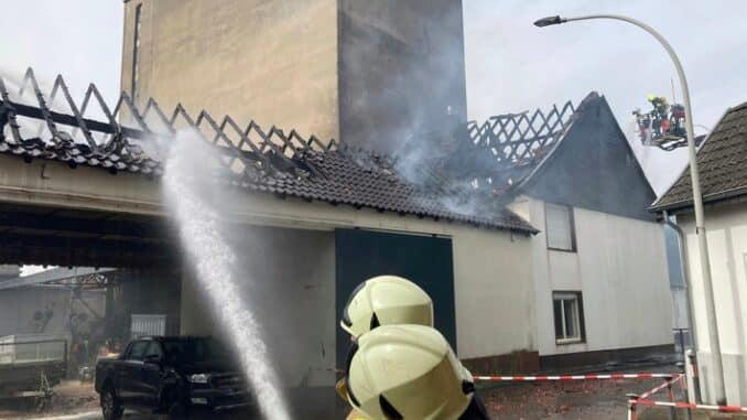 FW Grevenbroich: Hoher Sachschaden bei Großfeuer in Wevelinghovener Gewerbebetrieb / Stundenlanger Einsatz, Übergreifen auf altes Mühlengebäude verhindert, keine Personen verletzt