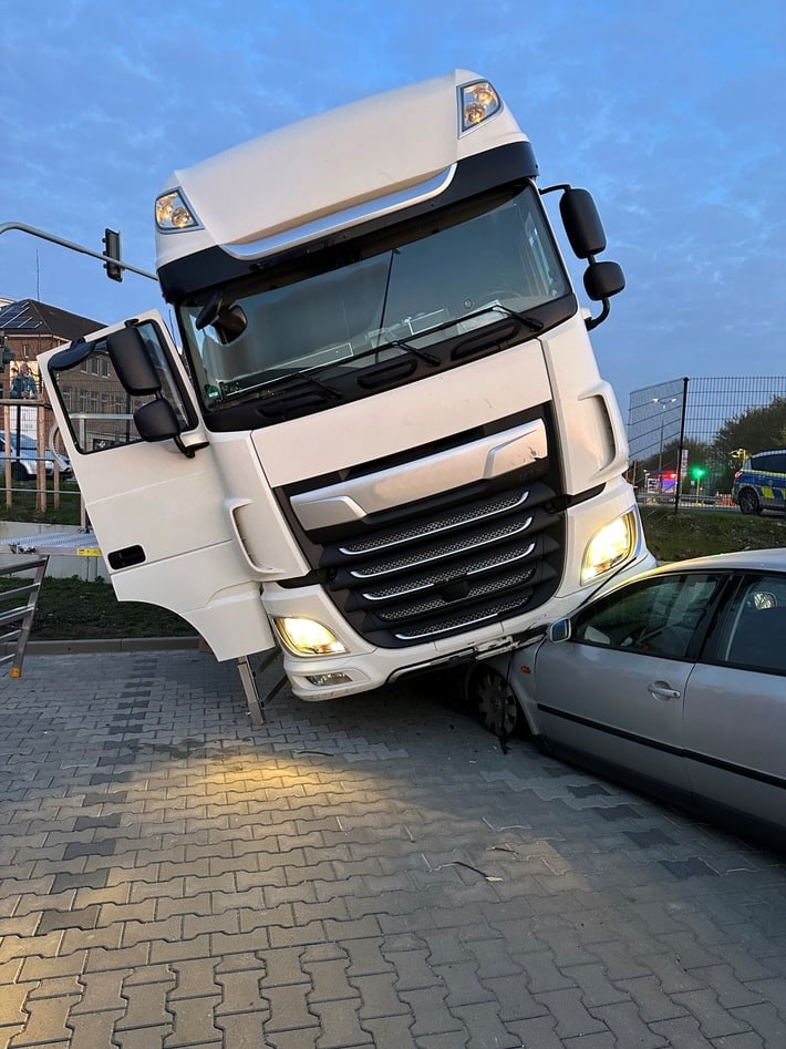 FW Grevenbroich: KORREKTUR - FW Grevenbroich: Doppelter Einsatz am Mittwochmorgen / Brandalarm und LKW-Unfall - Fahrer verstorben / Neuversand aufgrund der KORREKTUR des Datums